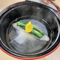 佐とう - 腕物。牡蠣しんじょう、氷大根、牛蒡、青葱。
                    蓋をあけた瞬間に香る柚子が最高(*´˘`*)♥