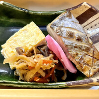 佐とう - 焼き物は、鰆の幽庵焼き。切り干し大根、だし巻き玉子、漬物。鰆の身はフワフワ！