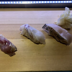 立ち寿司 おや潮 - 左から、ホウボウ　真鯛　サワラ　
