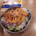 リトル ヒマラヤ - 市販のドレッシングたっぷりのサラダ