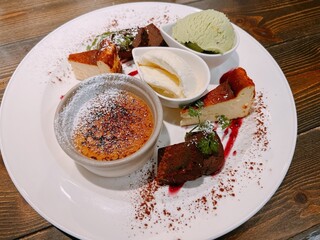 Teppambaru akichi - デザート
                        ガトーショコラ、バスクチーズケーキ、紅茶のブリュレ、バニラアイス、ピスタチオアイス