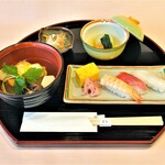 Shikisaryou Edo - 【鯛雑煮】※期間限定メニューです　　ふっくら柔らかく仕上げたお餅と真鯛の身、お野菜が美味しい「お雑煮」と三種の「握り寿司」をお楽しみいただける期間限定メニューをご用意いたしました。～〜～〜～◉鯛雑煮［角餅/真鯛/大根/人参/里芋/椎茸/三つ葉］◉にぎり寿司［愛鯛(愛媛県ブランド真鯛)/まぐろ/海老/玉子焼/甘酢生姜)◉烏賊の真丈◉なます～〜～〜～