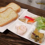 トリワイン ＰＩＫＯＳＨＨＨＵ - 前菜４種とフォカッチャ