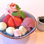 Shikisaryou Edo - 【苺のソフトクリーム　あんみつ仕立て】※期間限定メニューです　　苺ミルク餡とフレッシュ苺にやわらかい白玉と寒天、求肥。苺のソフトクリームを添えた苺づくしの特製あんみつ。