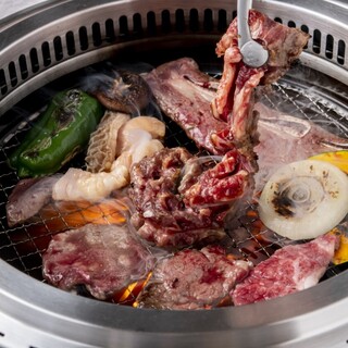 We offer a wide variety of Yakiniku (Grilled meat), offal, and closing dishes.