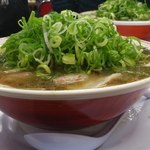 本家 第一旭 - 特製ねぎ増しの横アングル