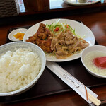 味楽 - 鶏唐揚げと豚バラ肉炒め盛合せ定食850円全景、ちなみに白飯は並盛りです。