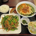 Taiwan Ryouri Koufuku Jun - ニンニクの芽と豚肉炒め＆豚骨台湾ラーメン