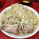 ラーメン二郎 - 生卵との相性もなかなかいい感じ〰︎