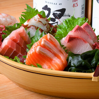 Seasonal fish sashimi and hot pot dishes using seasonal ingredients◎