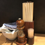 らぁ麺や 嶋 - 内観　レンゲと箸