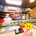 福寿司 - テレビを見ながら食べる寿司、、気取りなくて最高！ワシが行った時はカウンターのみでした。