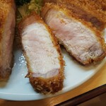 とんかつ燕楽 - この肉厚っぷり、肉厚ロースから溢れる肉汁の量。素晴らしい♪