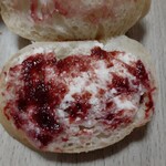 パンとお話 アップルの発音 - すももクリームサンド中身