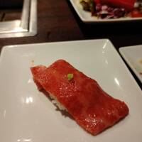 焼肉 じゅん - 小形牧場牛の肉寿司　1個650円