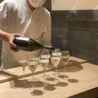 すし昇 - 私飲むって言ってないのに
                      勝手に注ぐ昇平さん