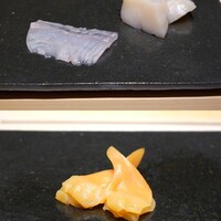 鮨処 やまと - 左まつかわがれい、右ほたて、下：あおやぎ