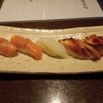 寿司居酒屋 まるがまる - 赤貝47㌘ 160円　炙りエンガワ22,5㌘ 200円　鰻52,5㌘ 200円