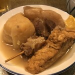 たこ梅 - 手前の厚揚げの後ろにあるのがくじらのすじ