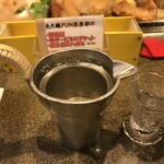たこ梅 - 日本酒は錫製のカップで提供されます
