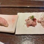 寿司居酒屋 まるがまる - 大トロ26㌘　1貫あたり280円　ローストビーフ　レアチャーシュー