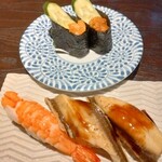 寿司居酒屋 まるがまる - ウニ52㌘ 330円　海老23㌘ 130円　煮穴子57㌘ 160円