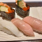 寿司居酒屋 まるがまる - サーモン親子63㌘ 280円　エンガワ22,5㌘ 200円　大トロ53㌘