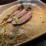 YAKITORI 燃 es - 出会えました、ホロホロ鳥　パリッとした皮、歯根膜を刺激する弾力感、脂の旨味と長い余韻にうっとり