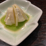 YAKITORI 燃 es - いぶりがっこの概念を確認したくなるほどのフレッシュさ　燻製オリーブオイルを使っているからいぶりがっこ！？良いワンクッション