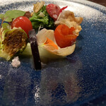 YAKITORI 燃 es - 今日も美しい12種類のサラダ　全て美味しいのですがトマトとパプリカが特に心沸き立ちます　隠れてないけど隠し玉ねぎの食感が好きすぎる