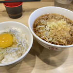 Irori An Kiraku - 釜揚げしらすご飯とたぬきそばのセット(430円)。
