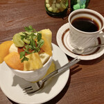 ヤマセ - プリンアラモードとコーヒー