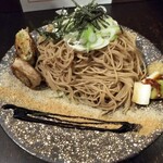 煮干結社 - 【限定】アグリワールドのネギワールド‼豚バラは宇宙だ‼な、つけ麺　1000円の麺皿