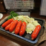 居酒屋 一心 - 赤ウインナー鉄板焼き