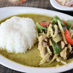 タイ料理ぺっぽい - 鶏肉のグリーンカレーとご飯