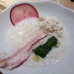 ケザコ - 米のスープ　パンチェッタ、蕪の葉に包んだ牡蠣、蕪の紫蘇ビネガー漬け、炊いた米のフリット