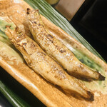 はこだて鮨金総本店 - 鵡川の柳葉魚。オスと子持ちのメスと一尾ずつです
