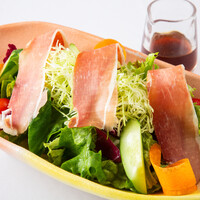 生ハムと生野菜のサラダ