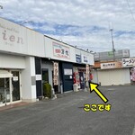 マキザラーメン - 店前の駐車は3〜4台程度
