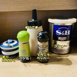 マキザラーメン - テーブルの調味料