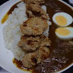 牛すじカレー 小さなカレー家 - 牛すじカレー並（500円）に、味噌チキン（150円）と煮玉子（50円）を追加した。