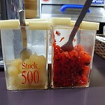 牛すじカレー 小さなカレー家 - 卓上のらっきょう、福神漬け