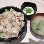 伝説のすた丼屋 - 塩すた丼(味噌汁＋とろろ付・並盛/860円)
