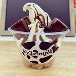 牛乳屋さんのソフトクリーム はなみつミルク - meiji板チョコ☆