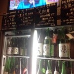 喜の川 - お店には岩手の日本酒がずらりと。