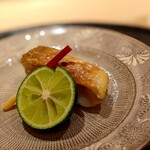 新ばし 星野 - ぐじ。パリッと皮を割ると湯気が立ち昇る。素晴らしい。甘みと旨みを楽しみたくて酢橘をかけずに頂いてしまった。ご一緒の料理人さんが鱗の焼き方を盛んに褒めたたえていらっしゃいました。