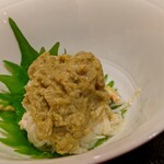 新ばし 星野 - 残りの身に、お出汁を加えた蟹味噌をかけて。こんな美味しい蟹味噌を初めて食べた。いつも少しだけエグミを感じていたのが、全くない。お隣様も「これは桁違いに美味しい」と呟いていました。激しく同意。