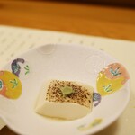 いたや - 以下は、蟹以外のお料理：先付けのゴマ豆腐
