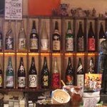 立ち飲み 竜馬 - カウンターの焼酎などと竜馬