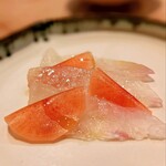 Merachi - 愛媛藤本漁師さんの真鯛をカルパッチョに。紅芯大根のマリネを添えて。